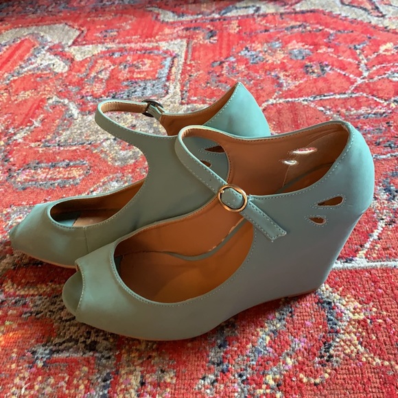 ModCloth peep toe wedge heel - Picture 3 of 3